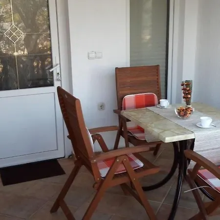 アパート Fuer Vier Personen Mit Terrasse By Interhome