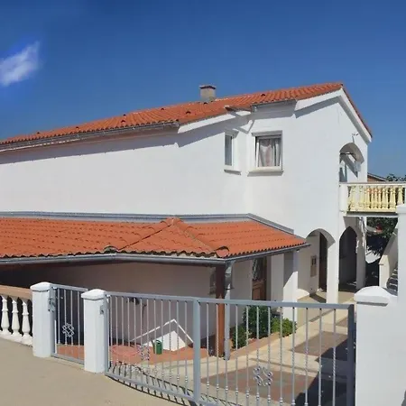 Fuer Vier Personen Mit Terrasse By Interhome